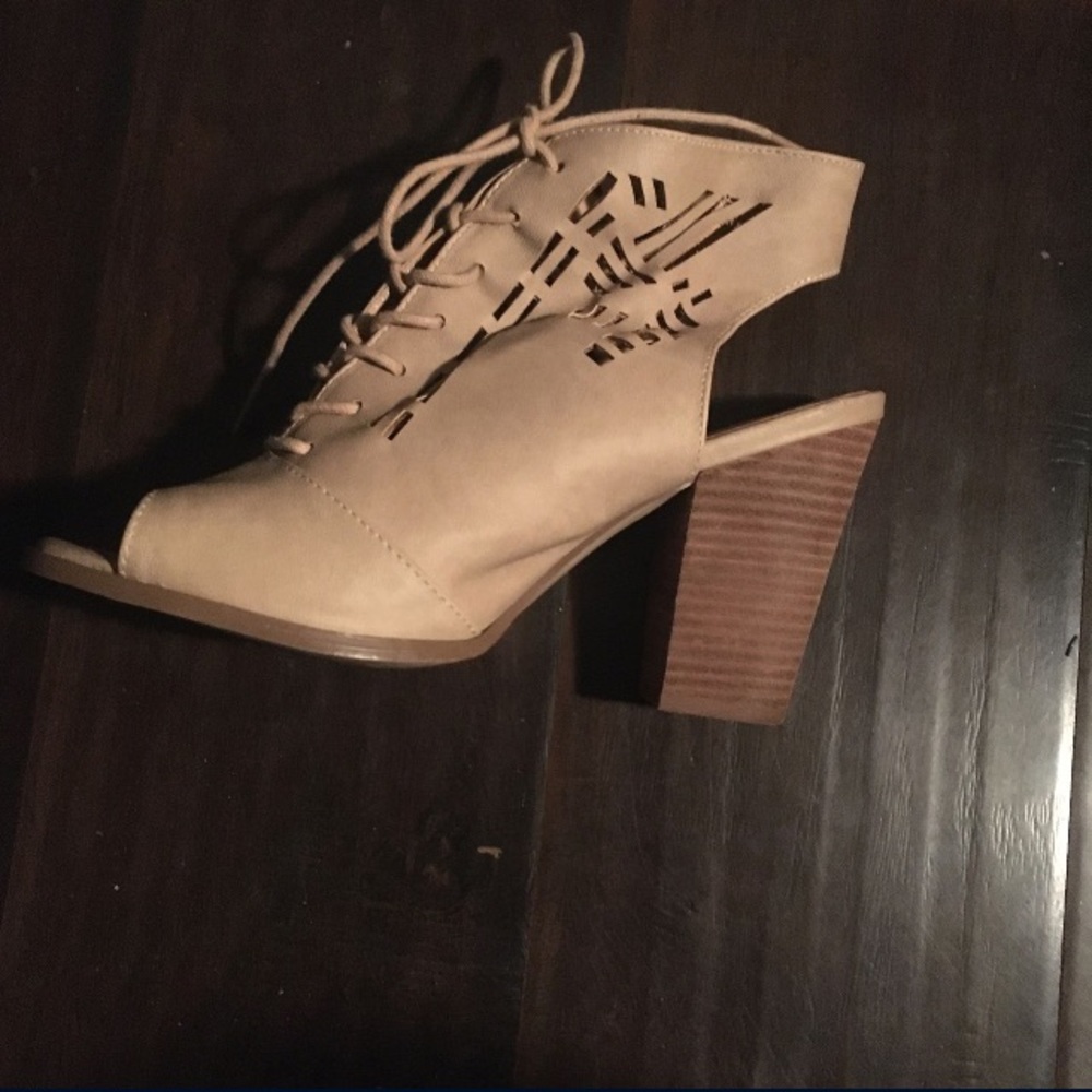 Heels - Picture 2 of 4